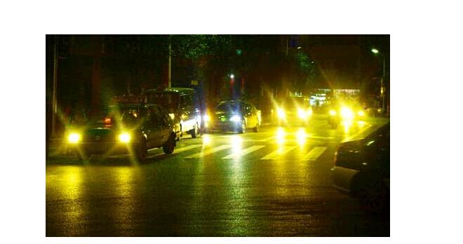 夜晚開車，小心穿了隱身衣的黑衣女子，會(huì)吃人！