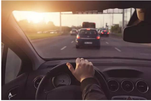 開車的這些陋習，據(jù)說會開車的人都犯過！別說你沒有！